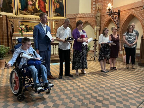 Schüler mit Zeugnissen